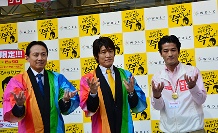 ビックロビックカメラ新宿東口店前で「買うなら今でしょ!」と盛り上げる林先生