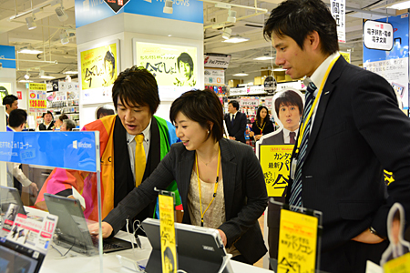 販売員に扮して最新PCを勧める林先生