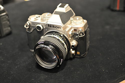 マニュアルフォーカスの単焦点レンズ「Ai Nikkor 50mm f/1.2S」を装着