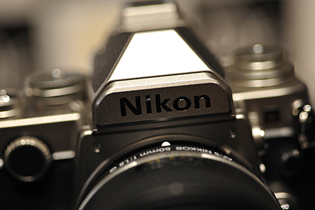 ペンタ部の「Nikon」のロゴは、あえてフィルム時代と同じ縦のゴシック正体を採用