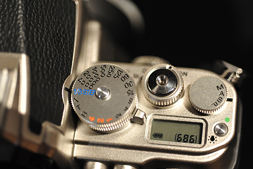 軍幹部右手側のシャッタースピードダイヤル、シャッターボタン、露出モードダイヤル