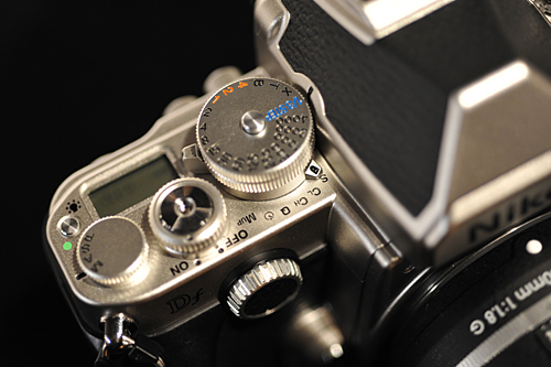 シャッタースピードダイヤルの下部がレリーズモードダイヤルになっている