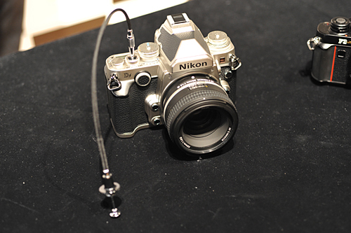 シャッターボタンには機械式レリーズ用のねじ穴が設けられていて、フィルムカメラ用のケーブルレリーズが装着できる