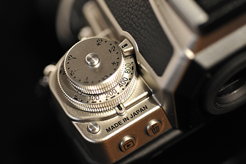 軍幹部左手側のダイヤルはISO感度ダイヤルの上に露出補正ダイヤルを重ねた二重構造