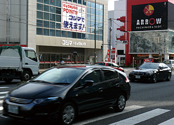 交通量が多い国道1号線沿いに店を構える