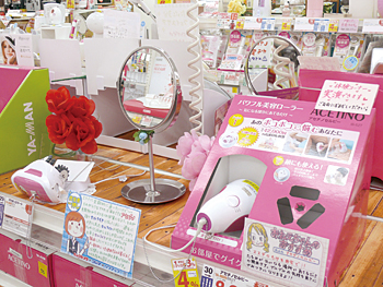 理美容品コーナーでは、さまざまな商品を実際に体験することができる