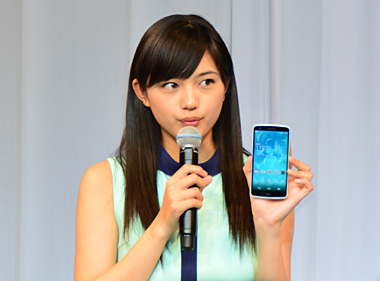 「持ちやすい」と印象を述べる川口さん