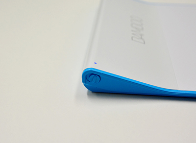 左側面にある電源ボタン