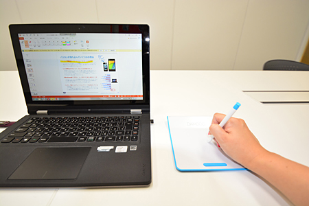 手のひらには反応しないので、ペン操作も快適