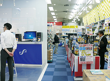 右側にパーツ、左側にパソコンを展示したレイアウトに改めた