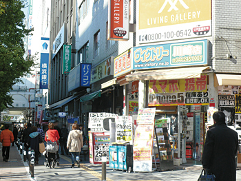 隣の携帯電話ショップと相乗効果を発揮