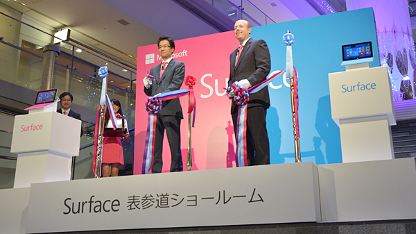 樋口社長とターナーCOOでテープカット