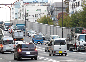 テックランド東京本店は交通量の多い環状八号線沿いにある
