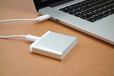 Thunderboltケーブル1本で接続できる