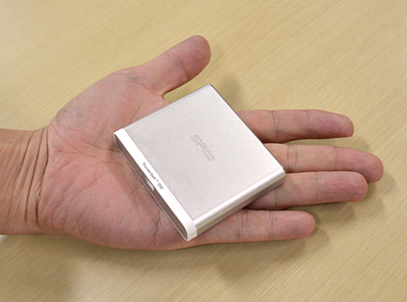 手のひらにすっぽり収まるコンパクトサイズ