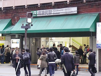 JR有楽町駅の日比谷口は乗降客が多い