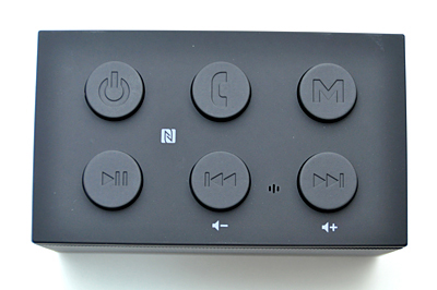 天面に操作ボタンやNFCアンテナを設ける