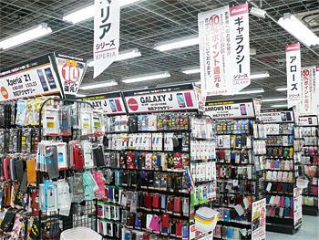 充実した品揃えのスマートフォンアクセサリコーナー