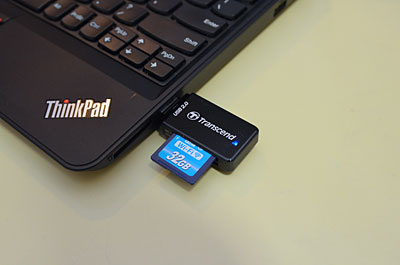 「Wi-Fi SDカード」をPCにセットするUSBカードリーダーが標準で付属