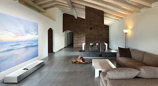 開発した「4K超短焦点プロジェクター」の投影・設置イメージ