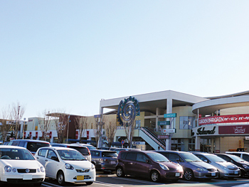 隣には大型ショッピングモールのLALAガーデンつくばがある