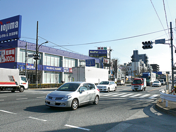 交通量の多い環七通り沿いにあるノジマ江戸川店