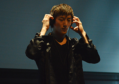 「HPH-M82」のイメージを感情豊かに表現する大貫勇輔さん