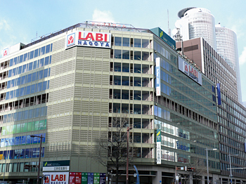 駅前には大手家電量販店が出店