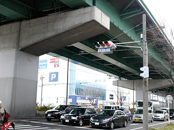 高速道路で遠方から来店するお客様も誘引する