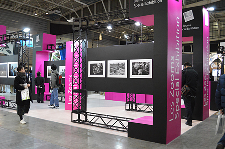 豪華な写真展示も目玉の一つ