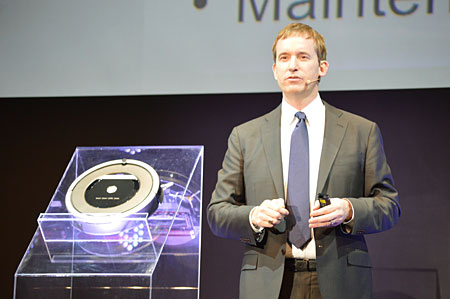 「ルンバ800シリーズ」を紹介するコリン・アングルCEO