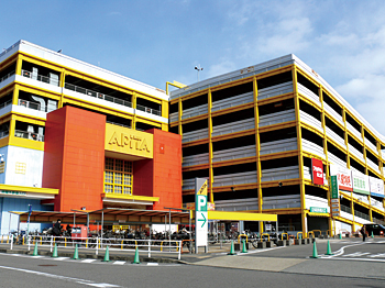 新守山駅近くにはアピタ新守山店などが出店するJRF新守山ショッピングセンターがあって買い物に便利