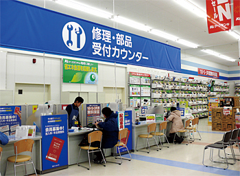客足が絶えない修理・部品受付カウンター