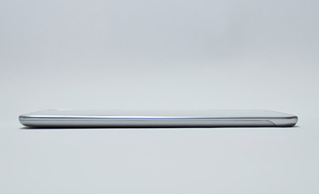 重さ約350g、厚さ8.35mmと、非常に軽く、薄い。片手で持ちながら操作できる