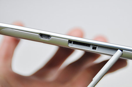 側面にmicroSDカードスロット、microUSB端子を一つずつ搭載