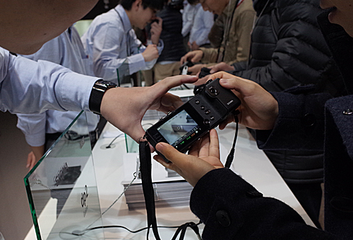 実機を触れるコーナーでは長い行列ができた