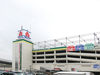 近隣にはヤマダ電機テックランドNew幕張本店が大型の店舗を構えている