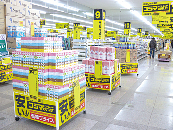 興味を引くよう、入り口近くに日用品を陳列