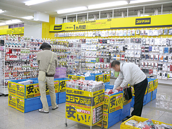 通路に掘り出し物を展示する