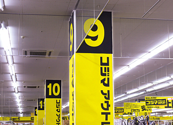 案内を省力化するために、柱に番号を表示している