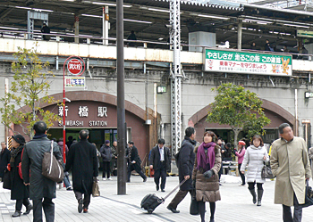 平日は会社員が多いJR新橋駅前