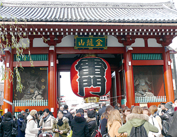 観光客で賑わう浅草寺の雷門
