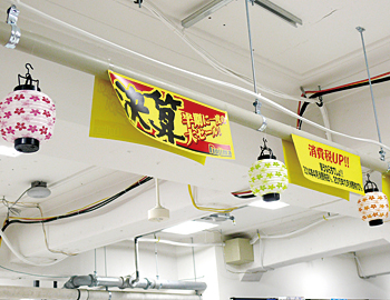 提灯の装飾で浅草らしさを演出