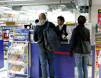 電池など、気軽に購入できる商品をレジ近くに陳列