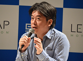 「Leap Motionコントローラー」のテレビへの搭載を提案する堀江氏