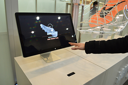 ナイキの「Leap Motionコントローラー」を用いたプロモーションのデモンストレーション