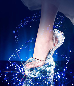 会場に展示する「ガラスの靴」