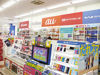 入り口近くに設置したスマートフォン・関連アクサセリコーナー