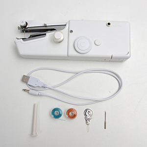 糸はあらかじめ3色が付属。市販のミシン糸もセットできる