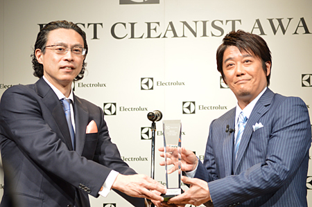 長岡慶一ジェネラルマネージャーからトロフィを受け取る坂上忍さん